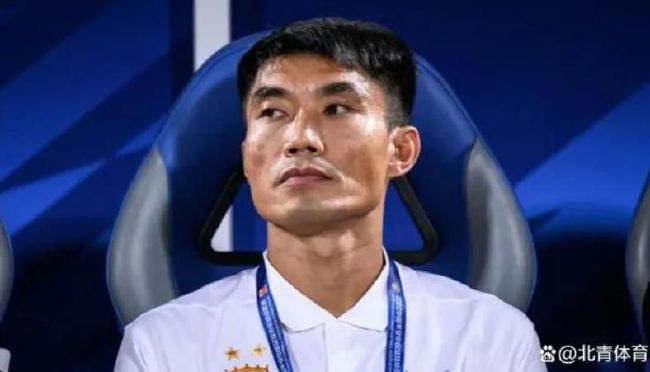 一边吻一边摸进内裤里