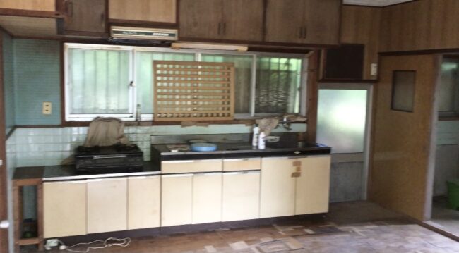 古い台所の様子を撮影した写真