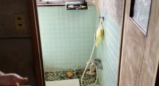 移住した時の汚れた風呂の様子をを撮影した写真