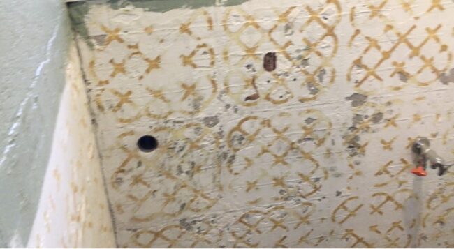 古民家のトイレの壁のタイルを剥がした後の様子を撮影した写真