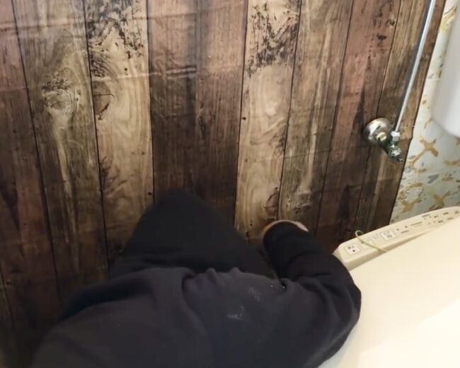 トイレの止水栓の下側部分にリメークシートを貼っている様子を撮影した写真