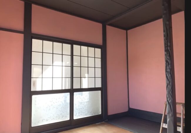 ペンキ塗りが完成した和室の様子を撮影した写真