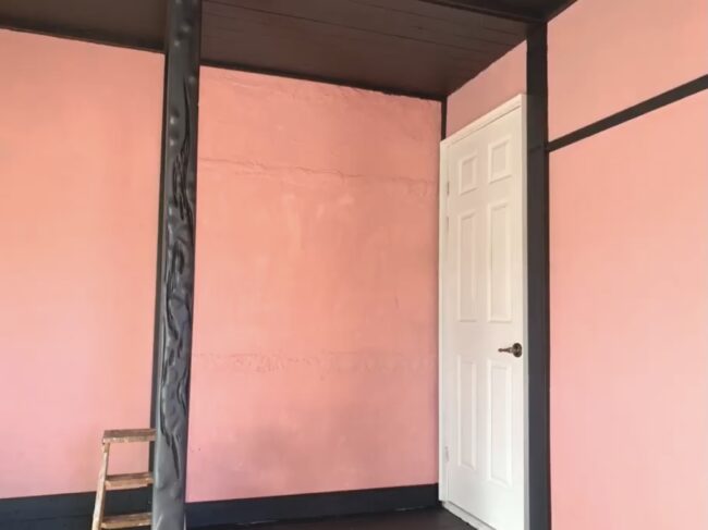 ペンキ塗りが完成した和室の様子を撮影した写真
