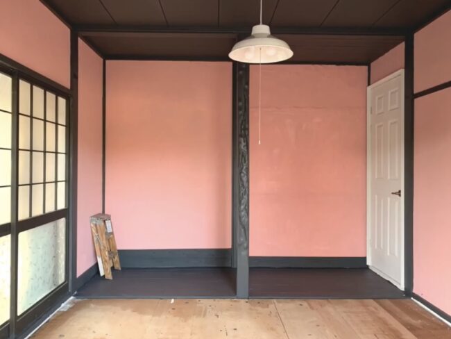 砂壁はがしDIY後にペンキ塗装した和室の壁の様子を撮影した写真
